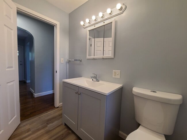 Building Photo - Spacious 4-Bed, 2-Bath Updated Home in Ben...