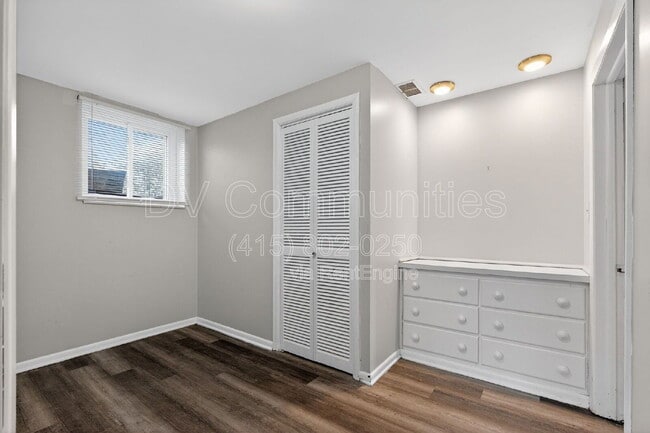 Building Photo - 4835 Almont Dr