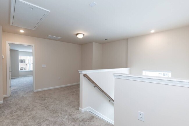 Building Photo - Three Bedroom End Unit Home!
