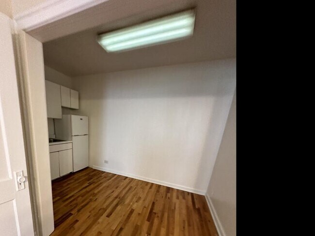Building Photo - 0 bedroom in Chicago IL 60657