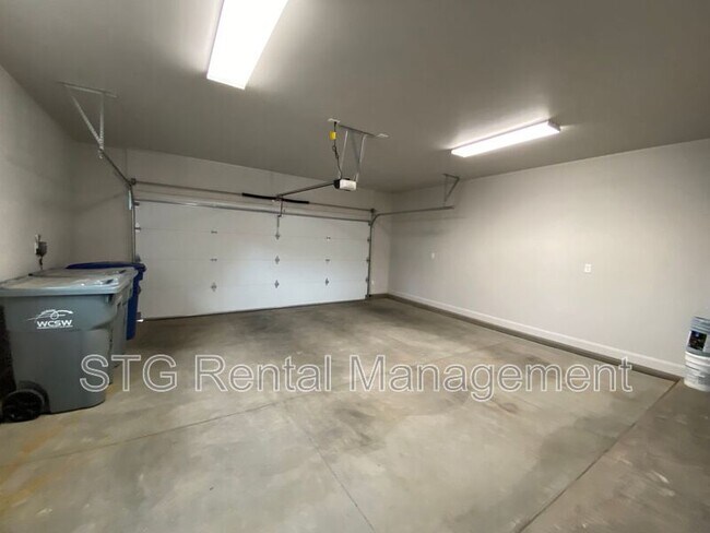 Building Photo - 840 Twin Lakes Dr