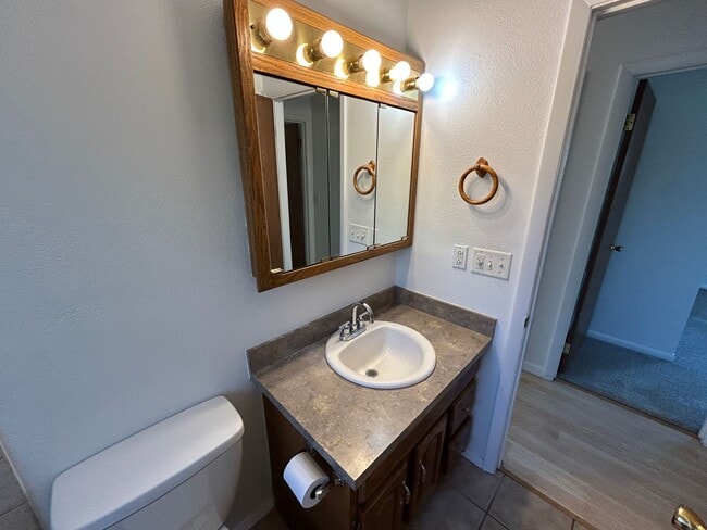 Building Photo - 5 Bed 2 Bath Home with 2 Car Attached Garage in Quiet Nice Neighborhood.