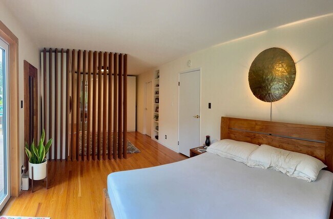 Building Photo - Beautiful, Private, Bright, Remodeled 3 Bd...