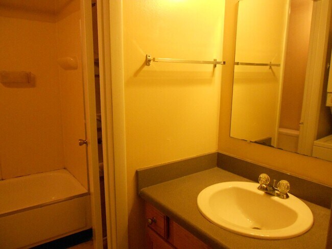 Building Photo - Cozy 2 Bedroom Apartment - Walk to UGA Cam...