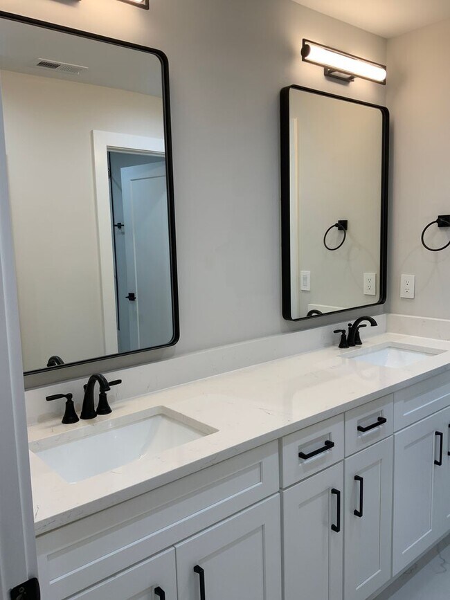 Building Photo - Fabulous Home In West Nashville