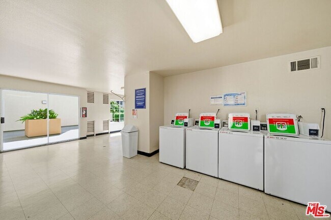 Building Photo - 5530 Owensmouth Ave