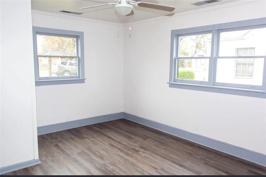 Building Photo - 2418 Crestview Ave