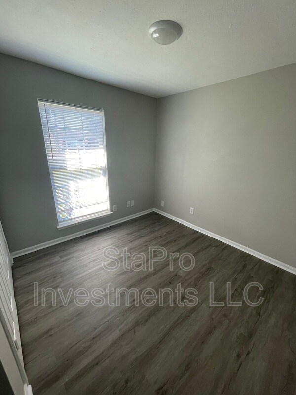 Building Photo - 120 Village Pl