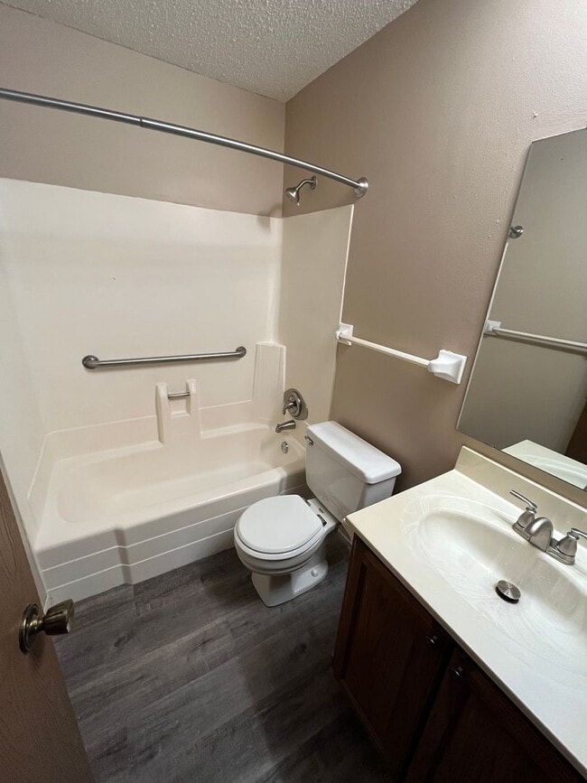 Building Photo - 6001-6023 E Viking Blvd