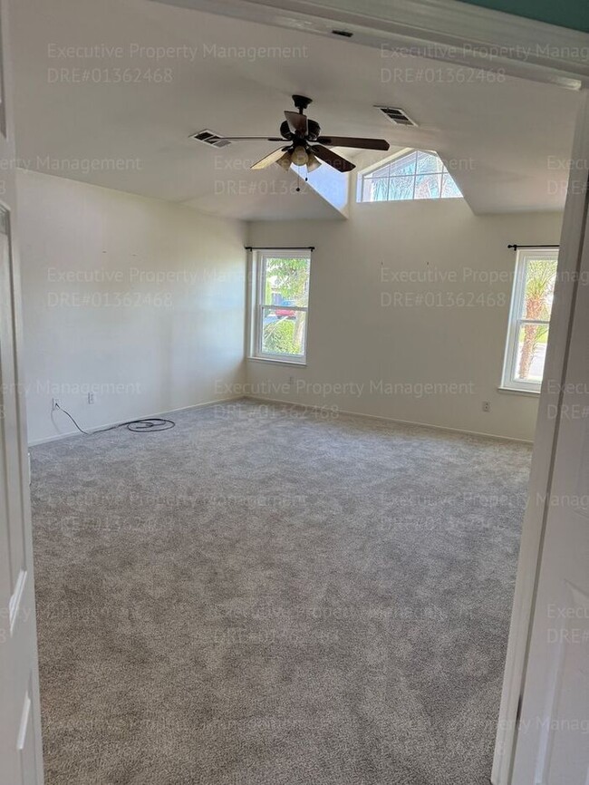Building Photo - 3 bedroom/ 2 bathroom