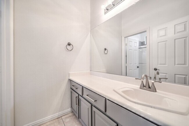 Building Photo - Stylishly Updated Henderson Home | New Stainless Steel Appliances | Heated Pool