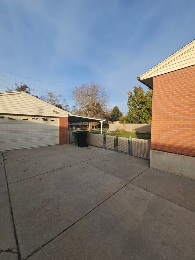 Building Photo - 4 bed 2 bath Home in Murray