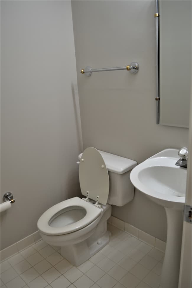 Building Photo - Large Townhouse 3 Bedroom 2 Full Baths and...