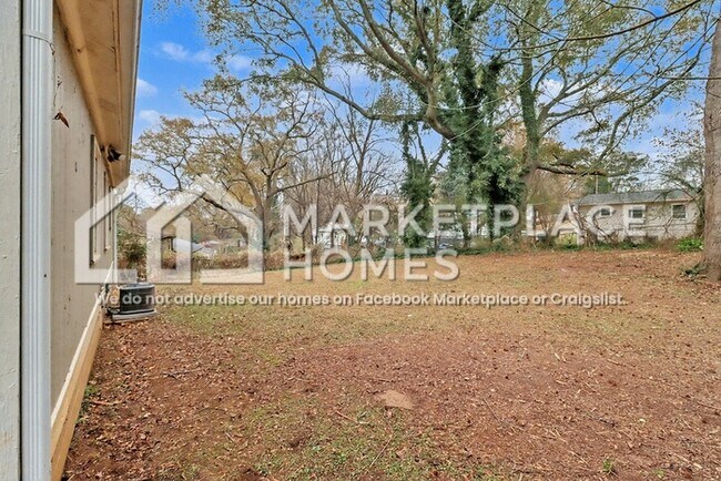 Building Photo - 939 Redford Dr SE