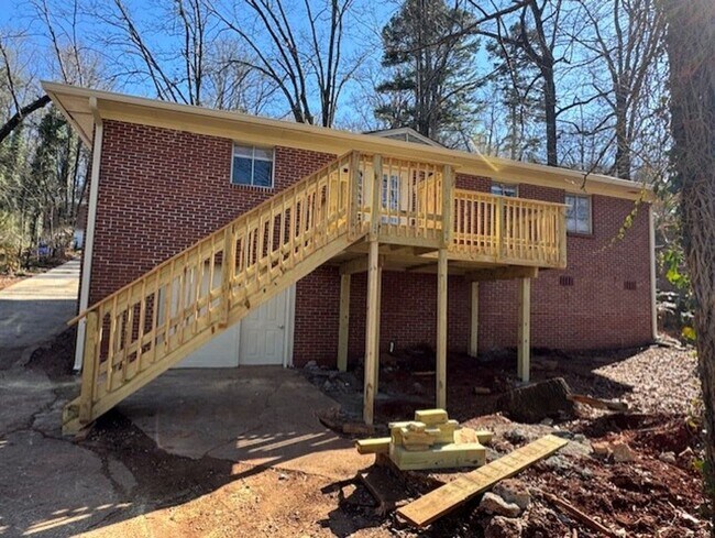 Building Photo - Back on the market!