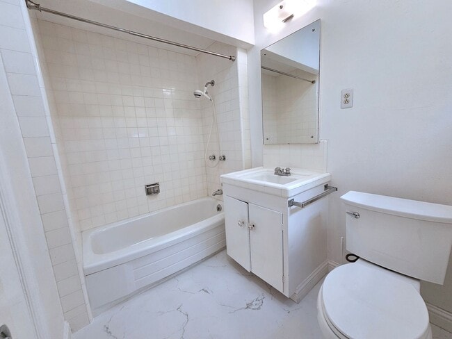 Building Photo - Marina: Bright Top Floor 1 Bed 1 Bath with...