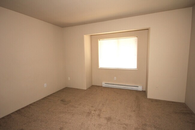 Building Photo - 144 3rd St W