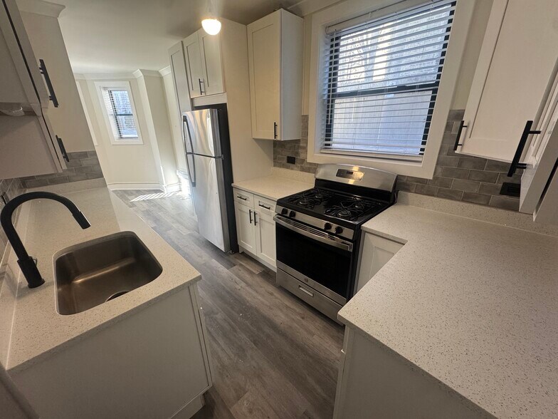 Building Photo - 3837 N Greenview Ave