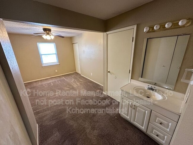 Building Photo - 405 NE Westwind Dr