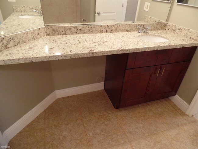 Building Photo - 1 br, 1 bath Condo - Lakeview Club