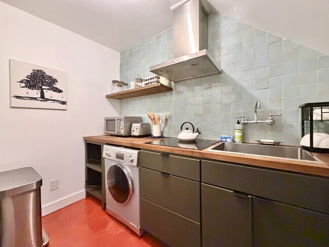 Building Photo - 820 Grand St