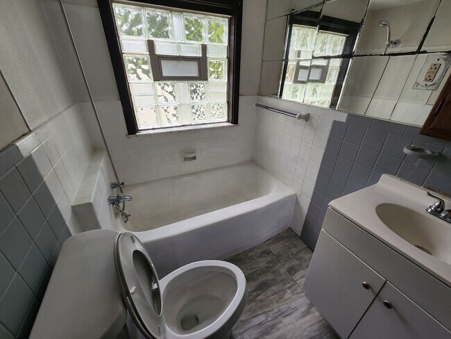 Building Photo - 3 Bedroom 1 bath HomeCharming Updated Home in Quiet Bedford Neighborhood