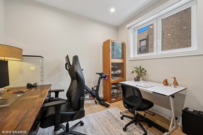 Building Photo - 4932 N Kenmore Ave