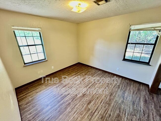 Building Photo - 308 SE 10th
