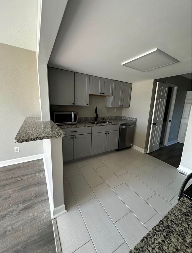 Building Photo - LAKE HICKORY CONDOS UNIT 41