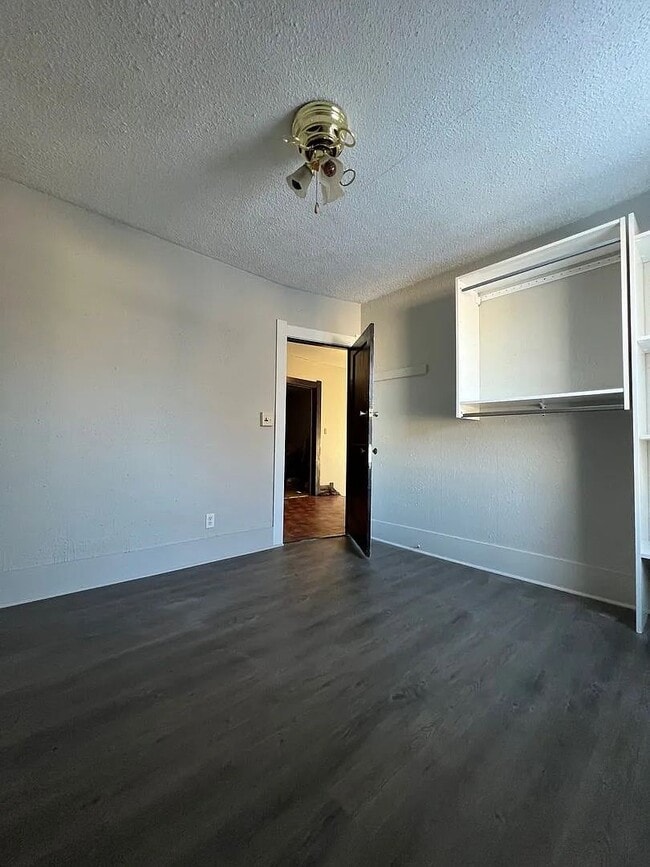 Building Photo - Spacious 5-Bedroom Rental Near Campus & Do...