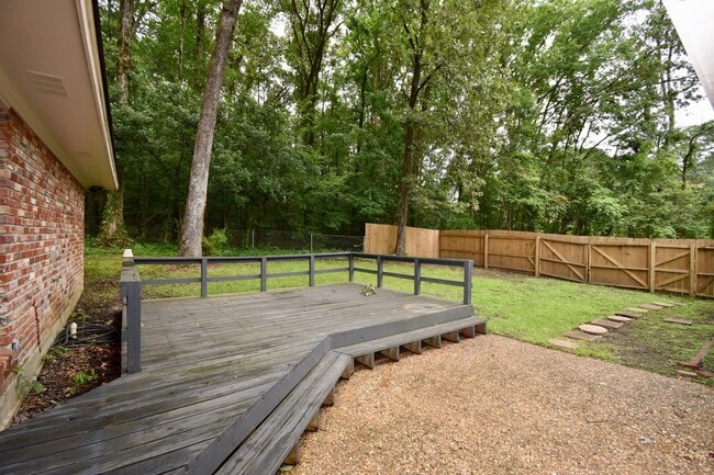 Building Photo - Spacious 4 bedroom 3 bathroom home with large yard and 2 car garage