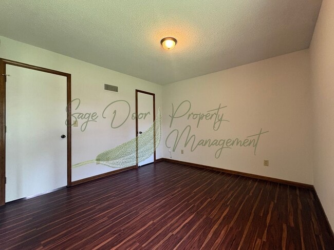 Building Photo - 500 SE Sherri Ln
