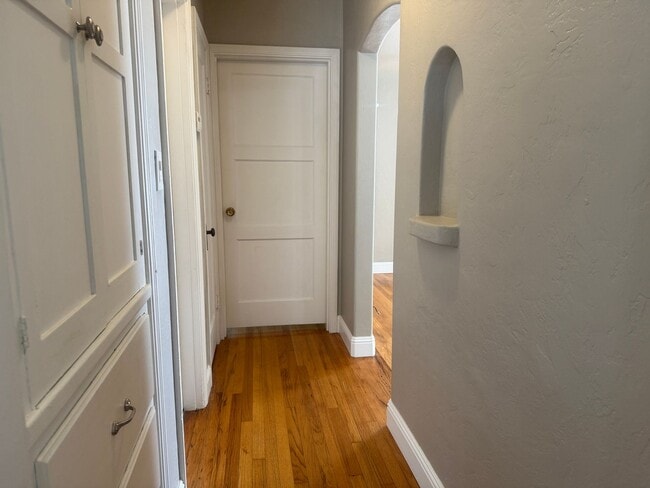 Building Photo - Cozy 2 bedroom close to downtown