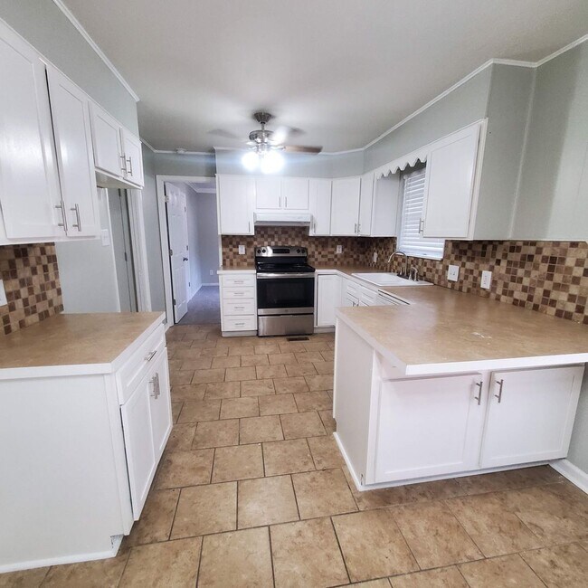 Building Photo - 702 Wildwood Ave