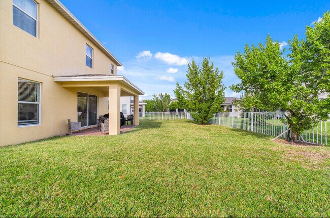 Building Photo - 2011 NW Cataluna Cir
