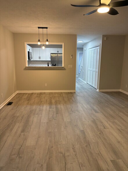 Building Photo - 1252 N Forest Dr