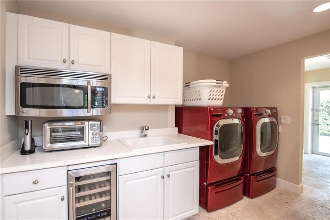 Building Photo - 5645 America Dr