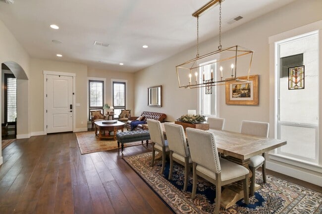 Building Photo - 4 Bed / 3.5 Bath | Crocker Village Brownst...