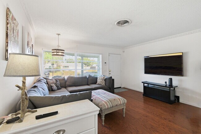 Building Photo - 2039 Pine Ridge Dr