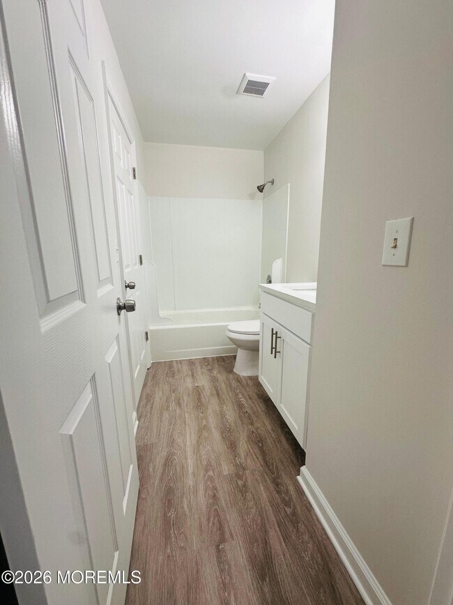 Building Photo - 402 Woodlake Manor Dr