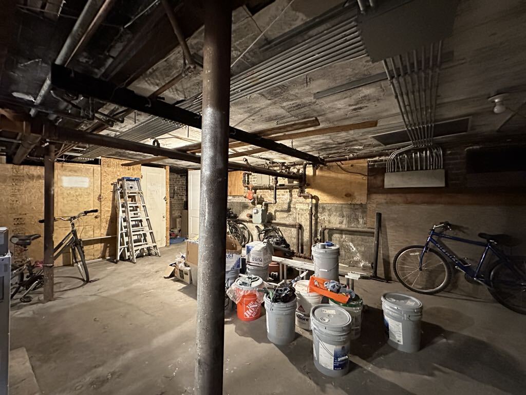 Building Photo - 4433 N Wolcott Ave