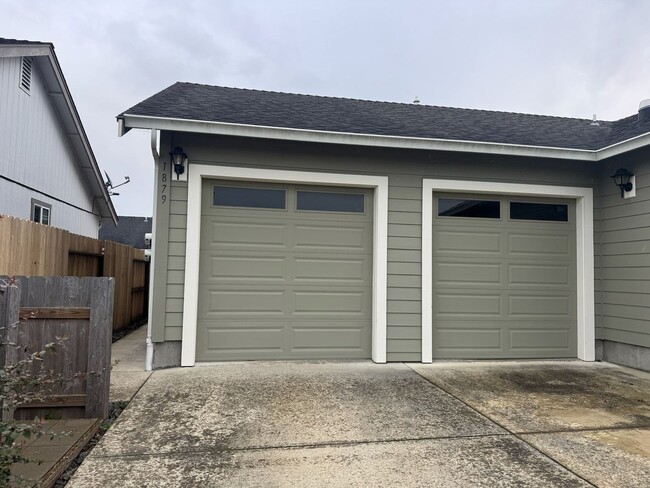 Building Photo - 1879 Maplewood Dr