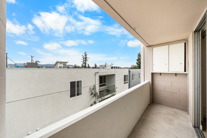 Building Photo - 421 S La Fayette Park Pl