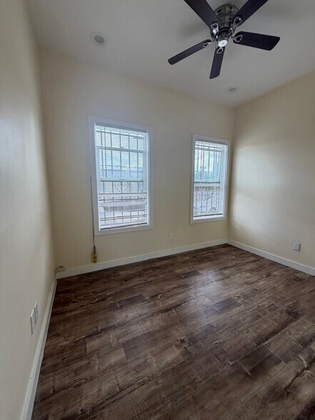 Building Photo - 602 W 87th St