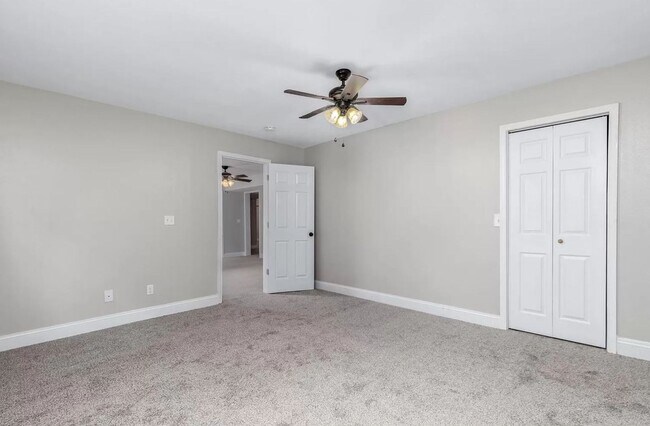 Building Photo - 5 Bedroom Home Located in Waynesville, MO!