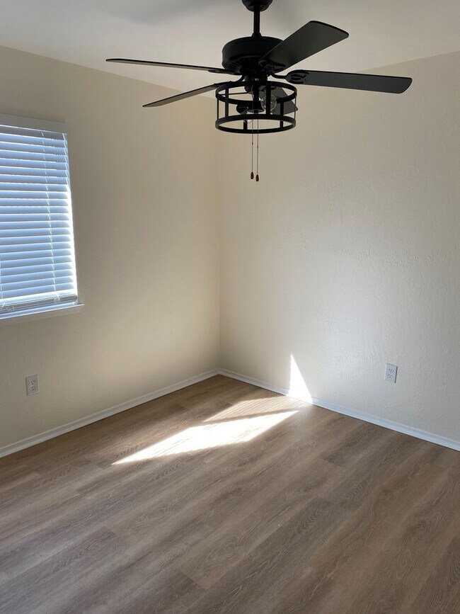 Building Photo - 6209 Ambergrove St