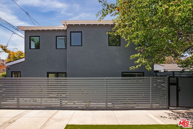 Building Photo - 535 Beloit Ave