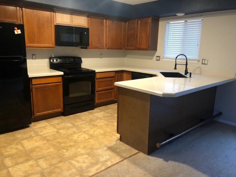 Building Photo - 3804 Smoke Tree Dr
