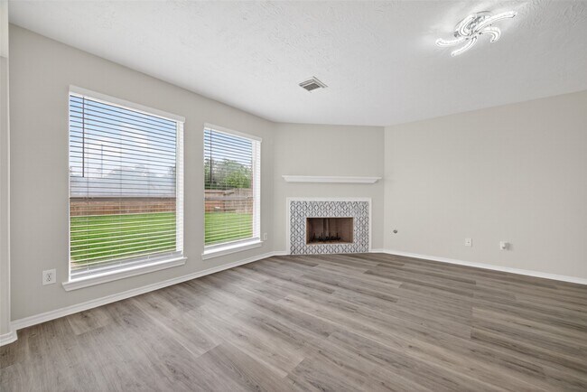 Building Photo - 6915 Great Oaks Shadow Dr