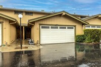 Building Photo - 2 bed / 2 bath townhome on hilltop! Freshl...